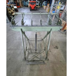 Manual foot-operated punching machine